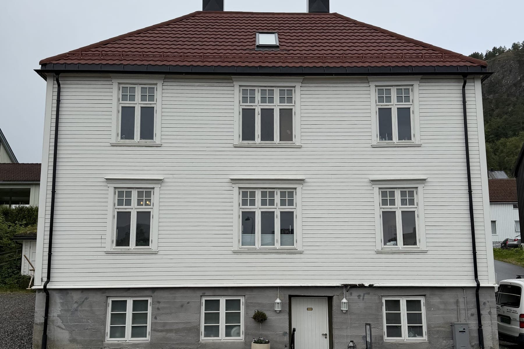 Elden Helse klinikk i Brørsgården, Namsos — hvit trebygning med rødt tak, inngang mot gaten